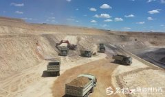 <b>国网乌鲁木齐供电公司运维人员和一台智能机械</b>